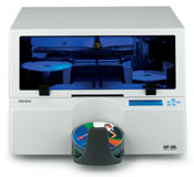 Das Primera Disc Publisher XRn CD + DVD Kopiersystem mit integriertem PC brennt und druckt auch direkt über ein Windows Netzwerk und eignet sich z.B. auch für Anwendungen in der Medizintechnik zusammen mit PACS Systemen
